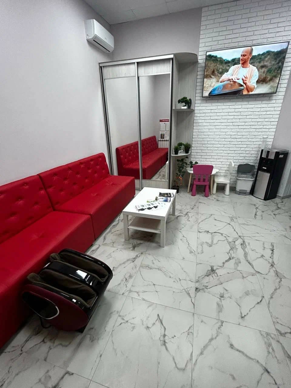 Зона ожидания с диванами, столом и детским уголком